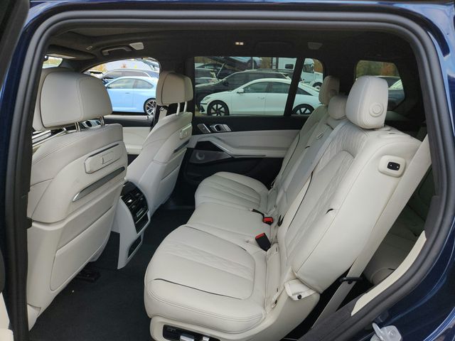 2025 BMW X7 M60i SAV w/ B&W Diamond SS & Driving Assistance Professional Pkg - 22934290 - 10