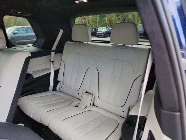 2025 BMW X7 M60i SAV w/ B&W Diamond SS & Driving Assistance Professional Pkg - 22934290 - 11