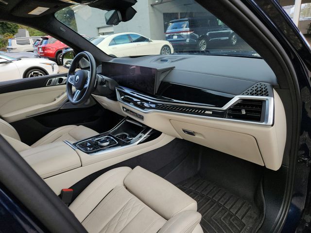 2025 BMW X7 M60i SAV w/ B&W Diamond SS & Driving Assistance Professional Pkg - 22934290 - 13