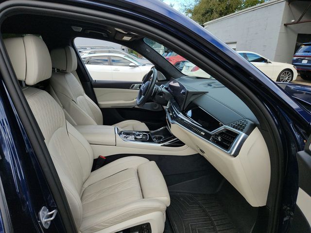 2025 BMW X7 M60i SAV w/ B&W Diamond SS & Driving Assistance Professional Pkg - 22934290 - 14