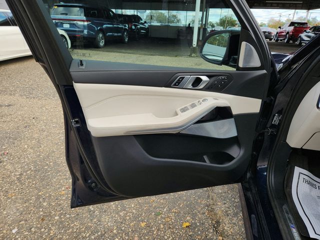 2025 BMW X7 M60i SAV w/ B&W Diamond SS & Driving Assistance Professional Pkg - 22934290 - 21