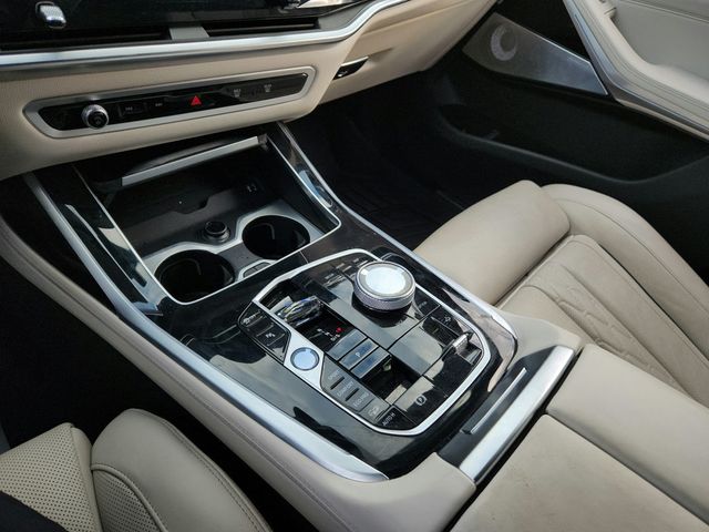 2025 BMW X7 M60i SAV w/ B&W Diamond SS & Driving Assistance Professional Pkg - 22934290 - 24
