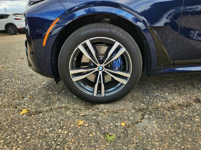 2025 BMW X7 M60i SAV w/ B&W Diamond SS & Driving Assistance Professional Pkg - 22934290 - 25