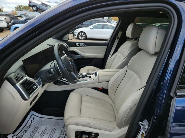 2025 BMW X7 M60i SAV w/ B&W Diamond SS & Driving Assistance Professional Pkg - 22934290 - 8