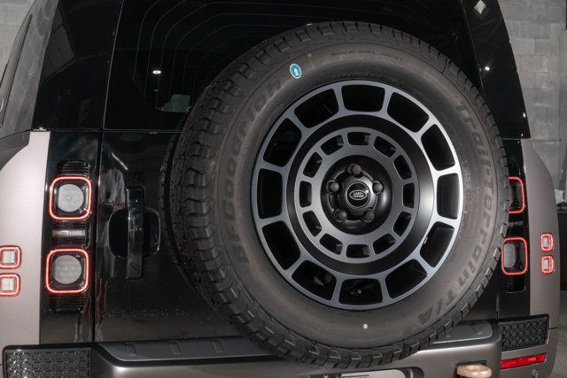2025 Land Rover Defender 110 P635 OCTA - 22892338 - 38
