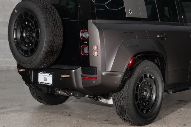 2025 Land Rover Defender 110 P635 OCTA - 22892338 - 41