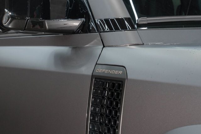 2025 Land Rover Defender 110 P635 OCTA - 22892338 - 44