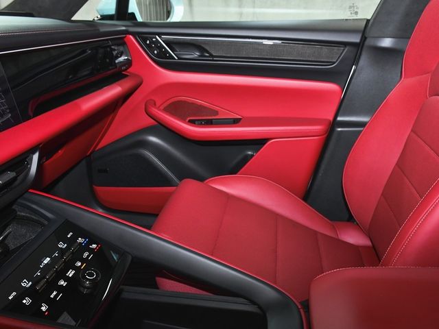 2025 Porsche Macan Electric Turbo - 22937763 - 44