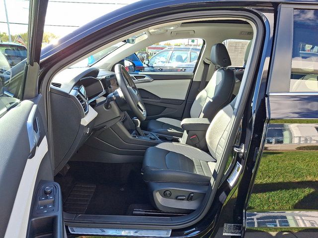 2025 Volkswagen Taos SEL 4MOTION - 22937478 - 13