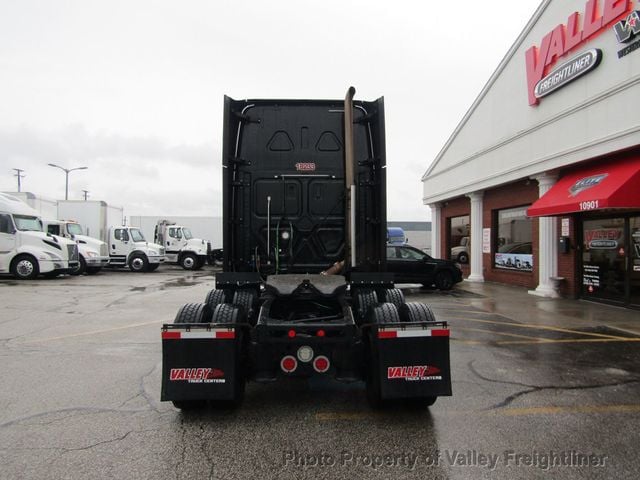 2020 Freightliner Cascadia 126