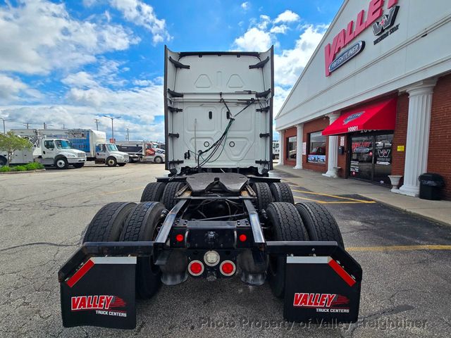 2021 Freightliner Cascadia 126