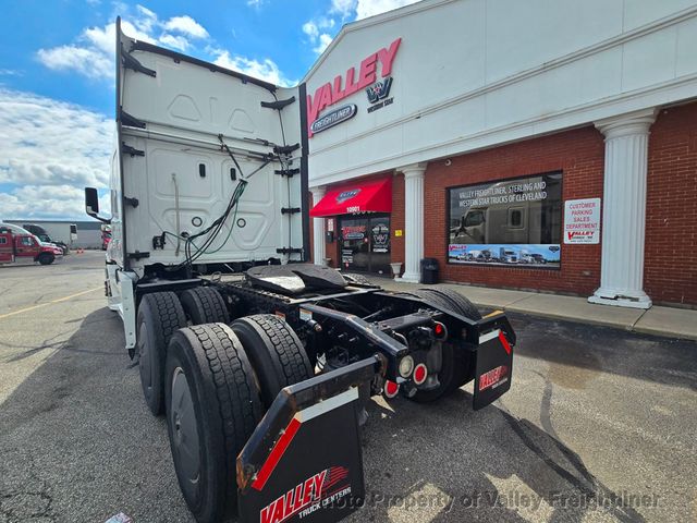 2021 Freightliner Cascadia 126