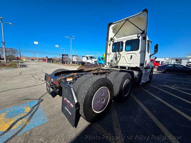 2022 Freightliner Cascadia 126
