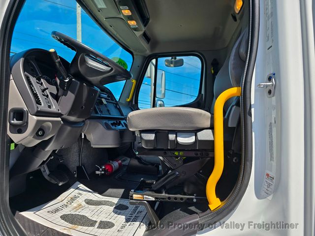 2023 Freightliner M2106