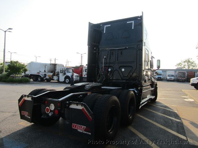 2021 Freightliner Cascadia 126