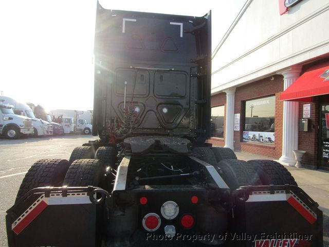 2021 Freightliner Cascadia 126