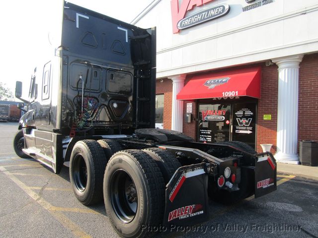 2021 Freightliner Cascadia 126