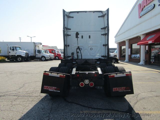 2021 Freightliner Cascadia 126