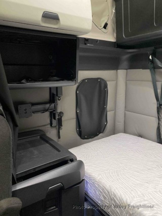 2021 Freightliner Cascadia 126 Picture 4 2021 Freightliner Cascadia 126-4