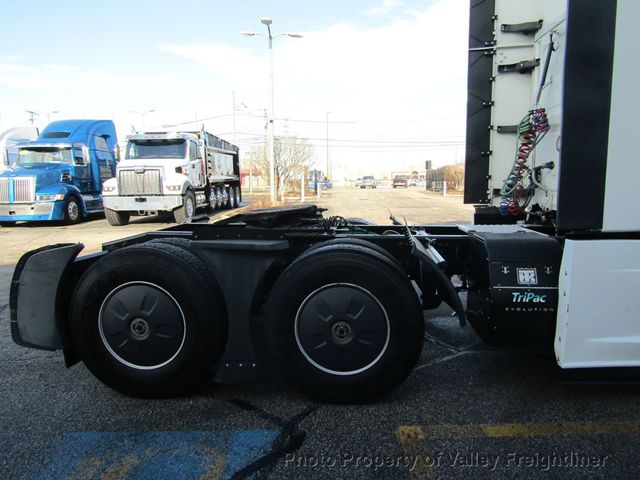 2019 Freightliner Cascadia 126-7