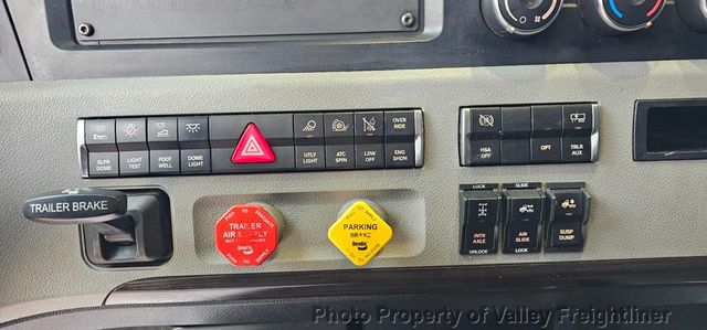 2019 Freightliner Cascadia 126-17