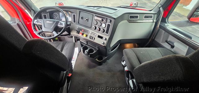 2019 Freightliner Cascadia 126-21