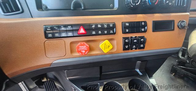 2021 Freightliner Cascadia 126-16