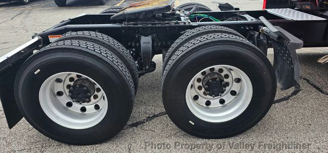 2023 Freightliner Cascadia 126-8