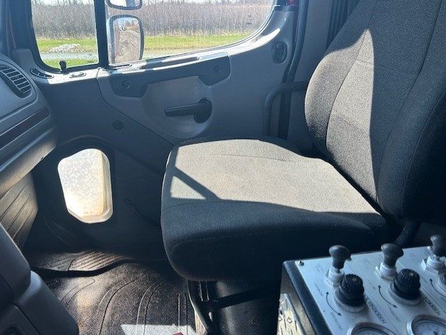 2020 Freightliner 114SD-13