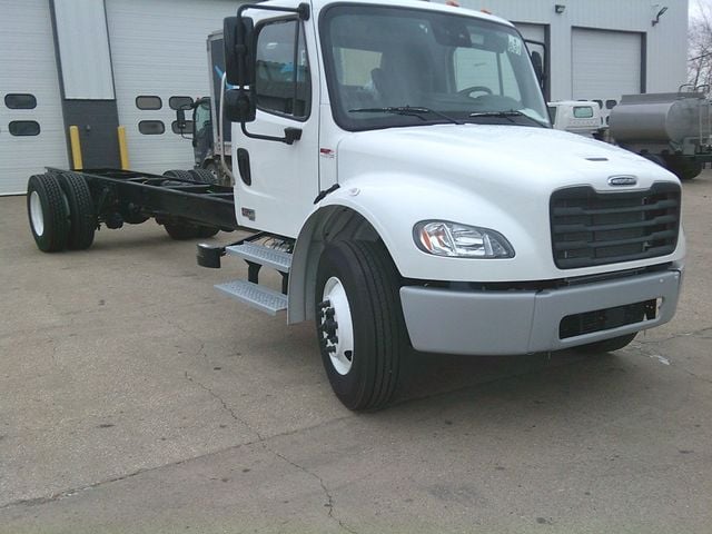 2025 Freightliner M2106