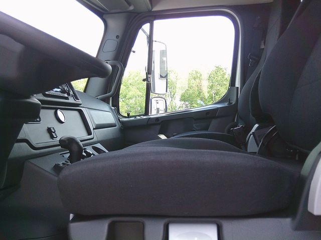 2025 Freightliner M-2 BOX