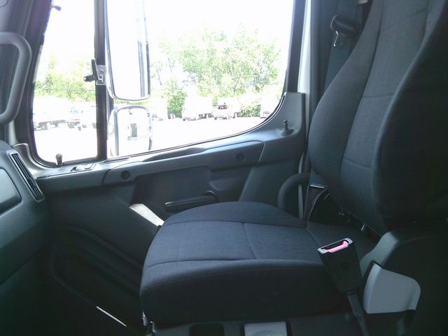 2025 Freightliner M-2 BOX