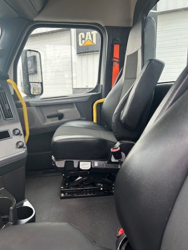 2021 Freightliner Cascadia-6