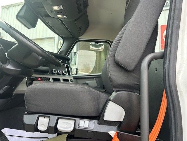 2023 Freightliner Cascadia-10