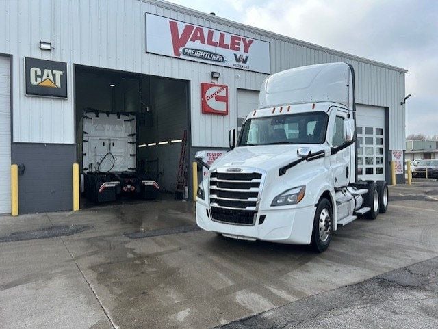 2023 Freightliner Cascadia-2