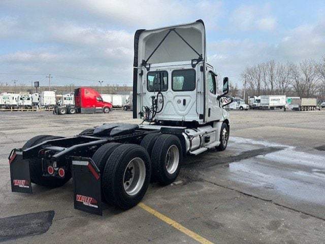 2023 Freightliner Cascadia-7