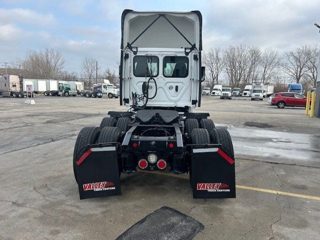 2023 Freightliner Cascadia-8
