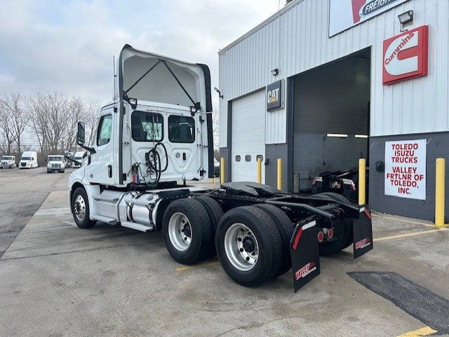 2023 Freightliner Cascadia-9