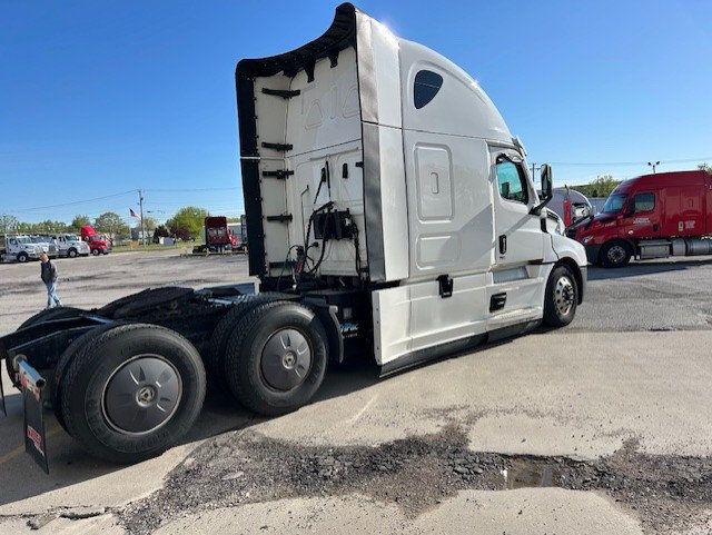 2023 Freightliner Cascadia-5