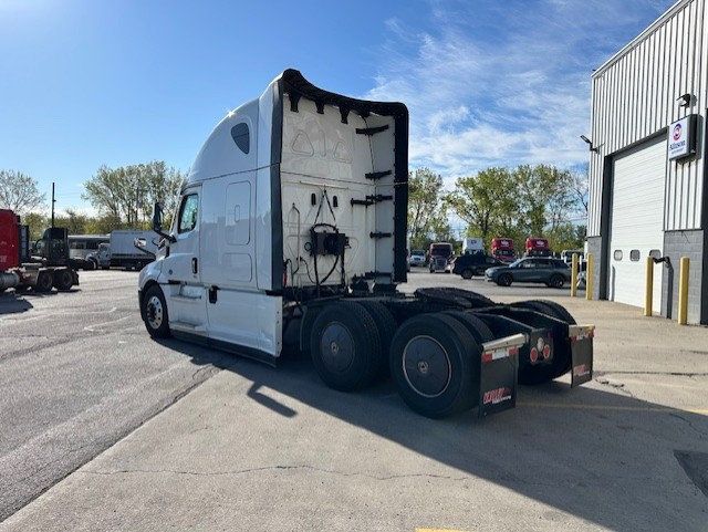 2023 Freightliner Cascadia-8