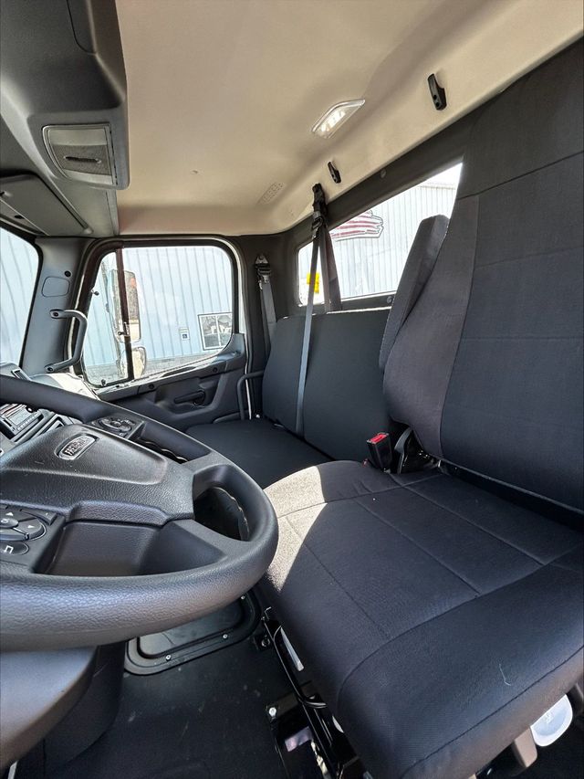 2025 Freightliner M2106-14