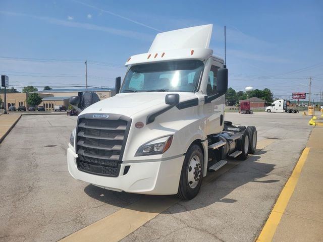 2020 Freightliner Cascadia Day Cab