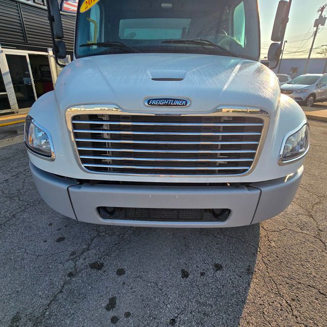 2023 Freightliner M2106