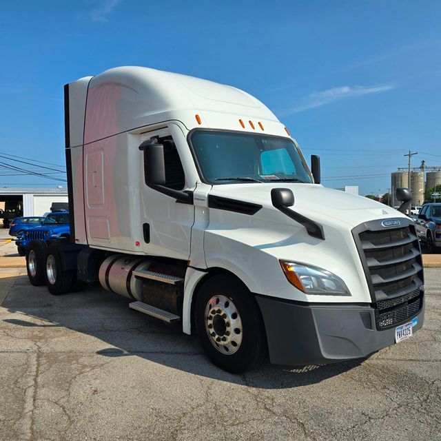 2020 Freightliner Cascadia 126