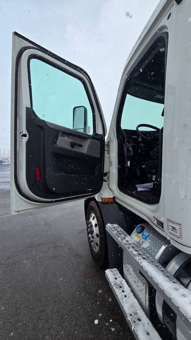 2021 Freightliner Cascadia 126