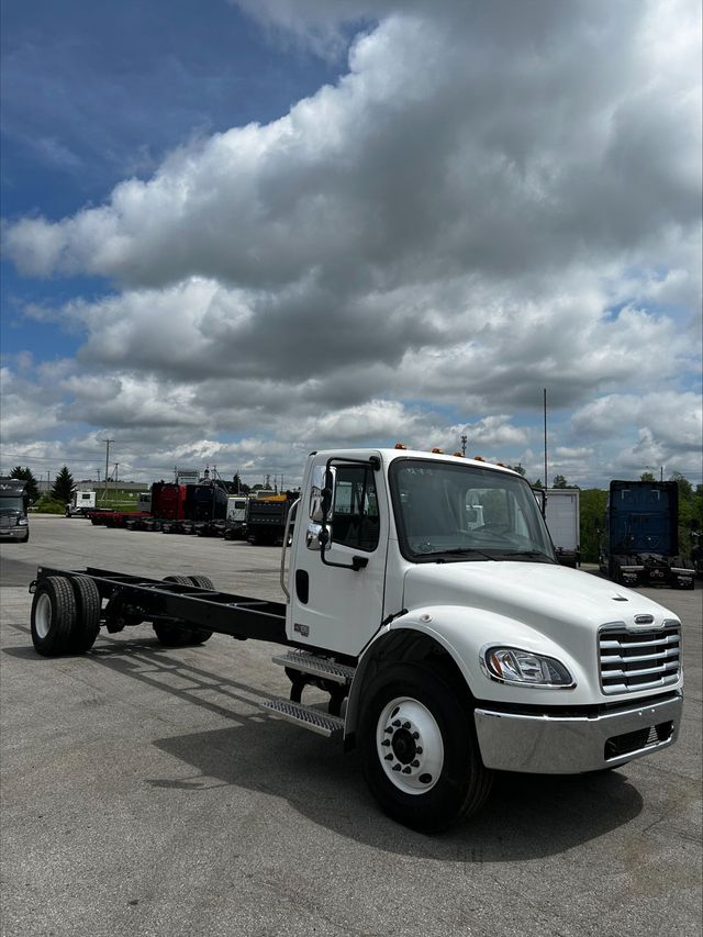 2025 Freightliner M2106