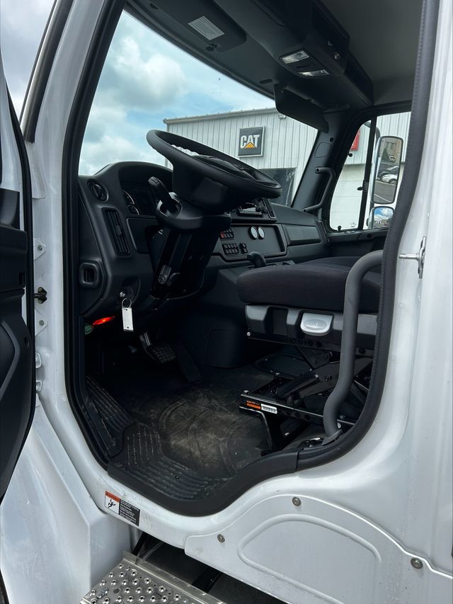 2025 Freightliner M2106