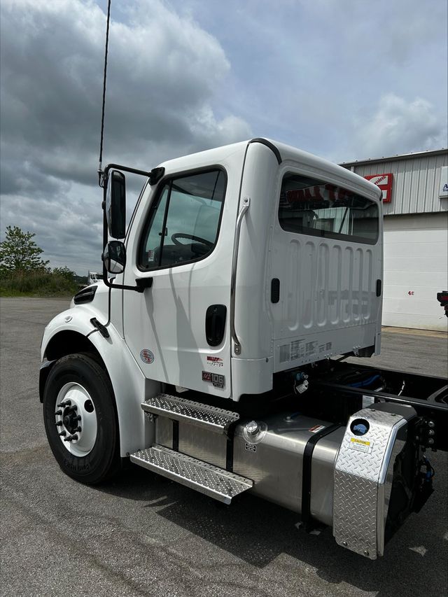 2025 Freightliner M2106