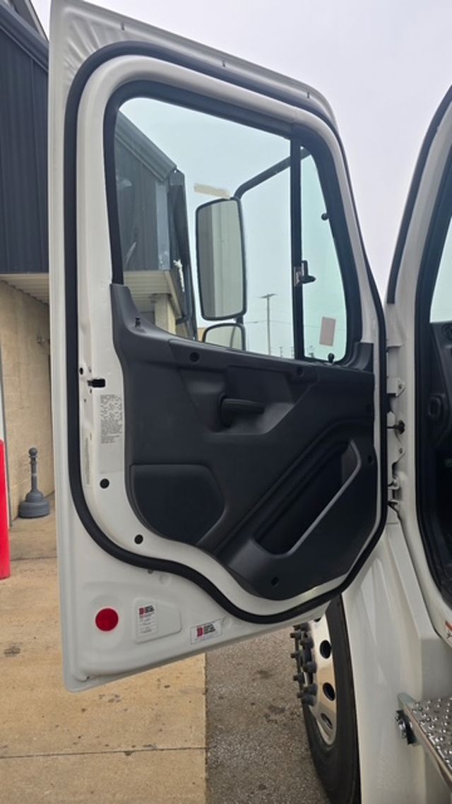 2025 Freightliner M2106