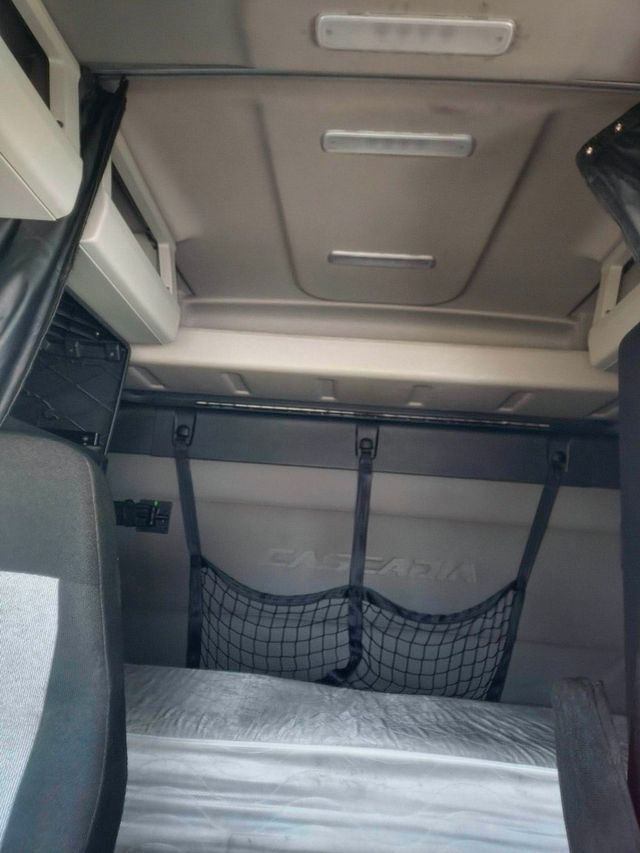 2020 Freightliner Cascadia-10